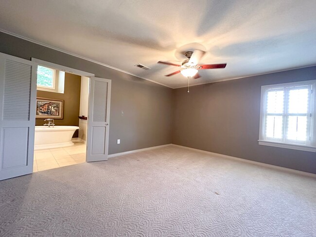 Building Photo - 3 Bedroom House: Walking Distance to Campu...