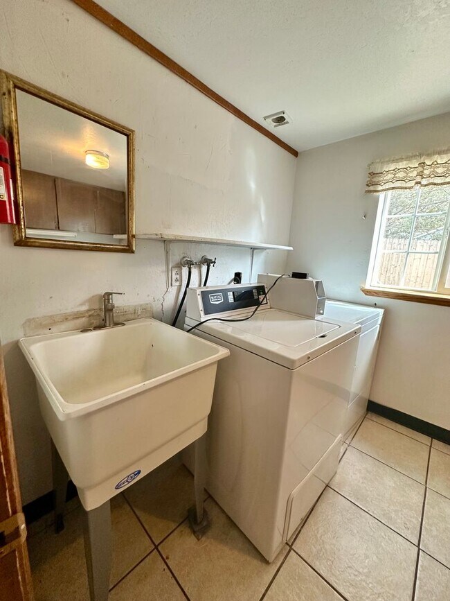 Building Photo - 1409 NW Portland Ave