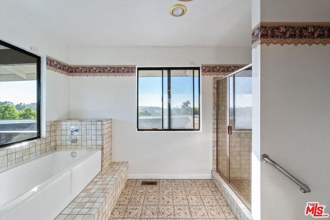 Building Photo - 44310 Vía Barranca