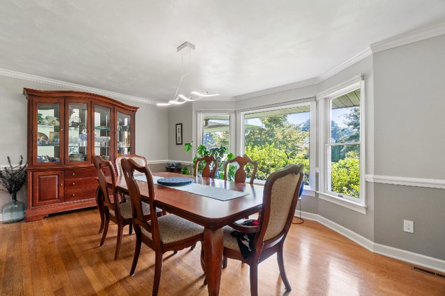 Building Photo - 4241 Rivercliff Crescent W