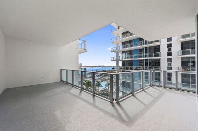 Building Photo - 220 Lake Shore Dr