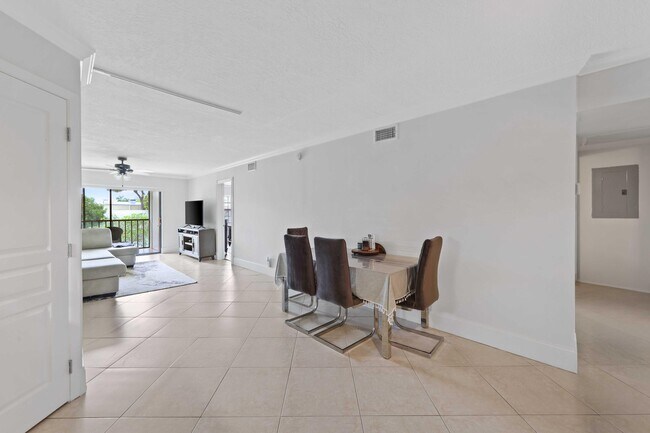 Building Photo - 3020 Florida Blvd