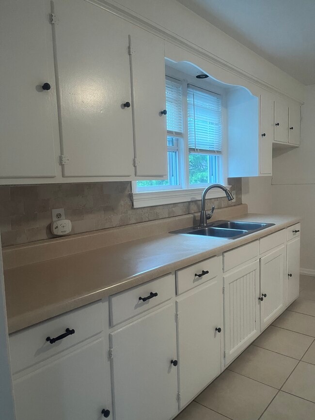 Building Photo - 136 King St