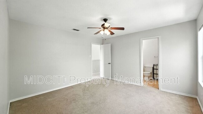 Building Photo - 209 Hinge Loop