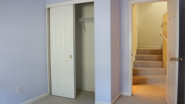 Building Photo - Excellent 2 Bed 2 Bath Town Home