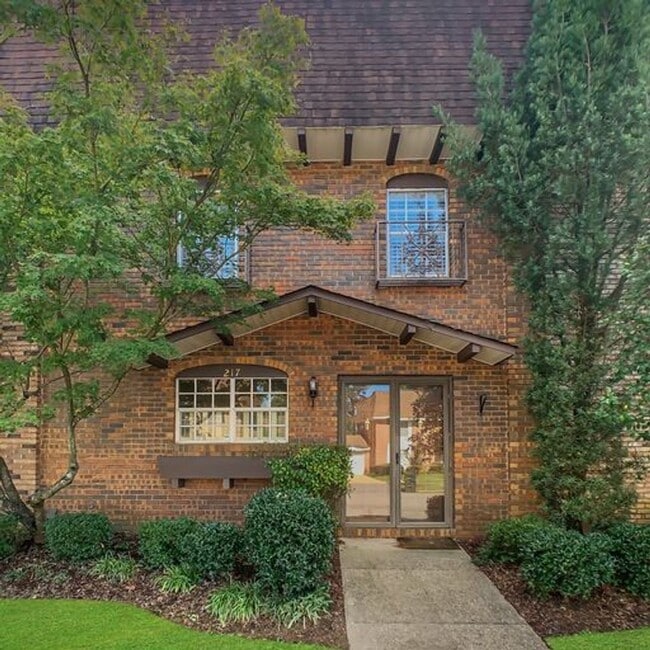 Primary Photo - Cozy 3 Bed 2 Bath Available Fall 2025!