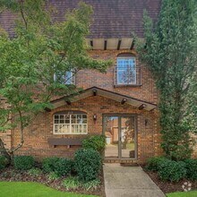 Building Photo - Cozy 3 Bed 2 Bath Available Fall 2025!