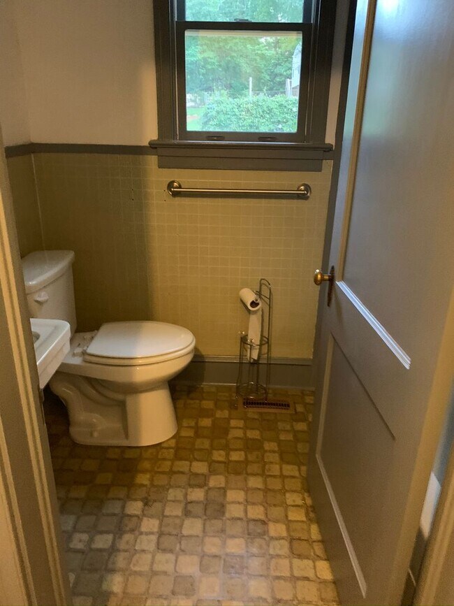 Building Photo - 3BR Normaltown Charmer