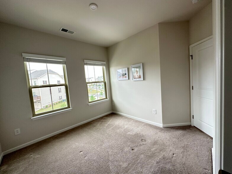 Building Photo - 742 Channing Park Cir