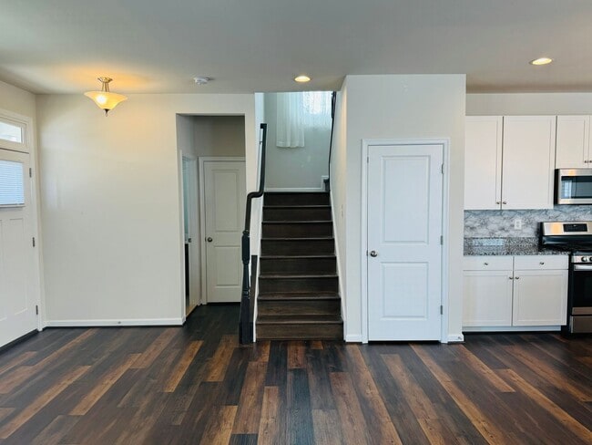Building Photo - EMBREY MILL - ALMOST NEW - BEAUTIFUL 4 BEDROOM HOME
