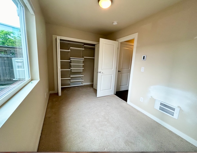 Building Photo - Mount Baker/Columbia City Townhouse