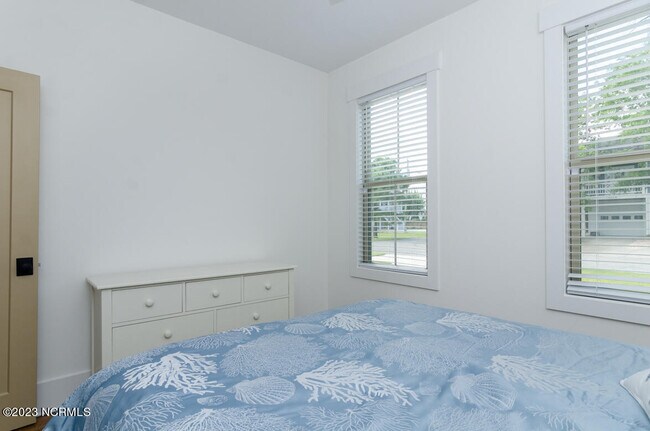 Building Photo - 1733 Pinfish Ln