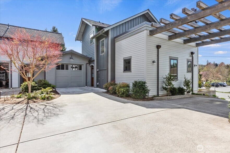 Rear view showing garage - 514 Cascade Ave