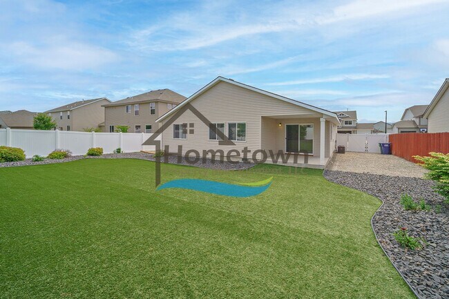 Building Photo - 3 Bedroom 2 Bathroom Home with Attached 2 ...