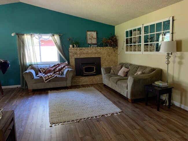 Family Room - 2430 Lake Redding Dr