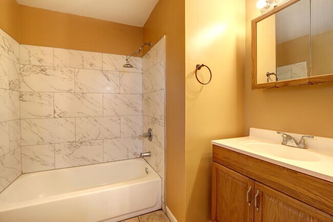 Building Photo - 4 Bedroom house---walk to Forsyth in 15 minutes