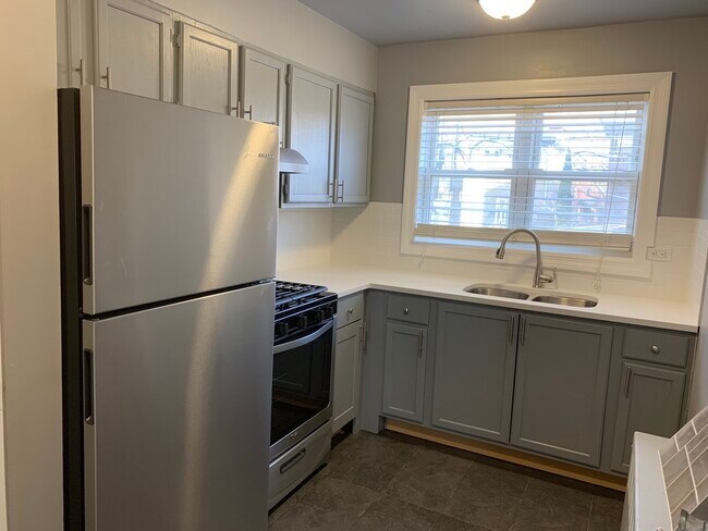 Building Photo - 7427 N Winchester Ave