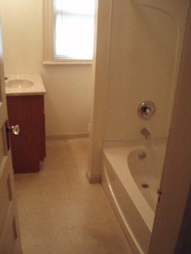 Building Photo - 82 Porter St