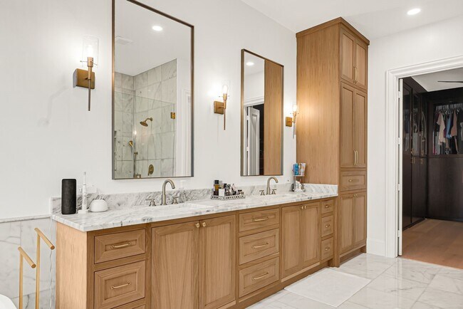 Building Photo - 2706 Tudor Manor