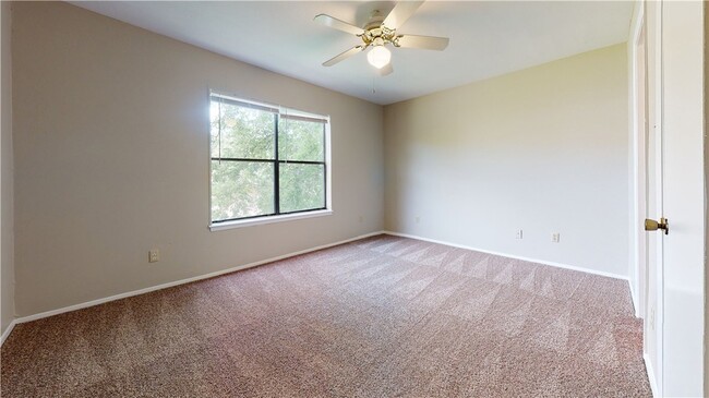 Building Photo - 307 Manuel Dr