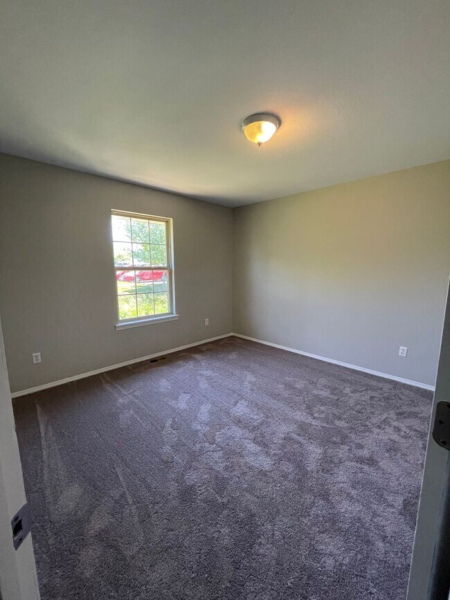 Building Photo - COMING SOON! Duplex in Ozark