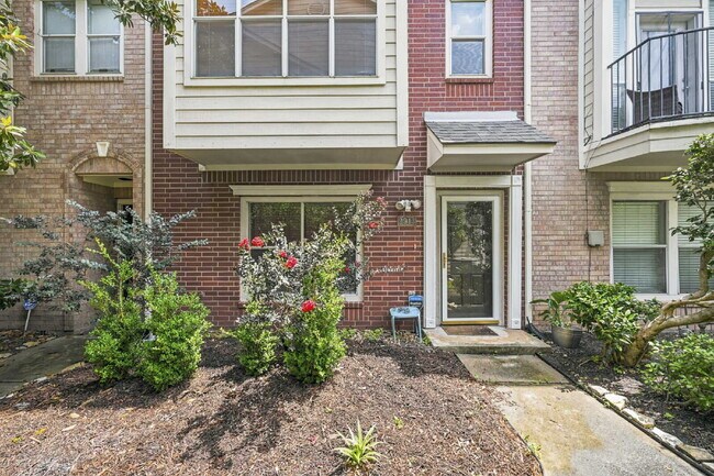 Building Photo - "Chic Urban Living: Spacious 2-Bed, 2-Bath Townhouse in Houston's Heart!"