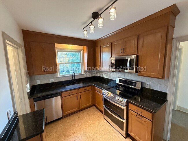 Building Photo - 7530 Shallowford Rd