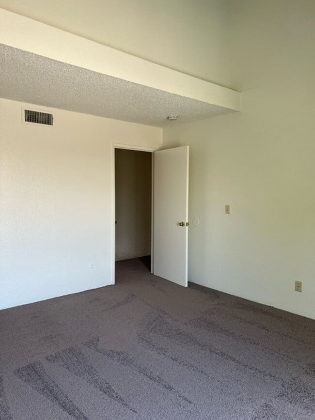 Building Photo - Charming Townhome