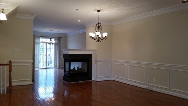 Building Photo - Beautiful 3 BR, 2 FB+2HB townhouse in King...