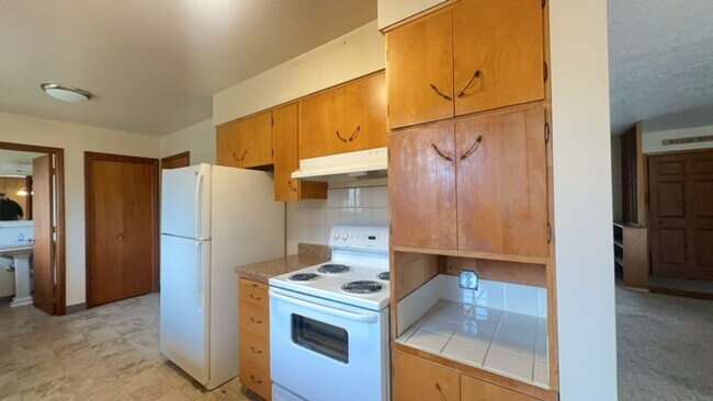 Building Photo - Charming 3BR/2.5BA Home with Fenced Yard in NE Madras