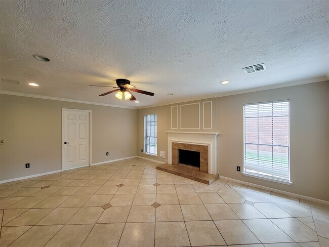 Building Photo - 17207 Meadow Heights Dr
