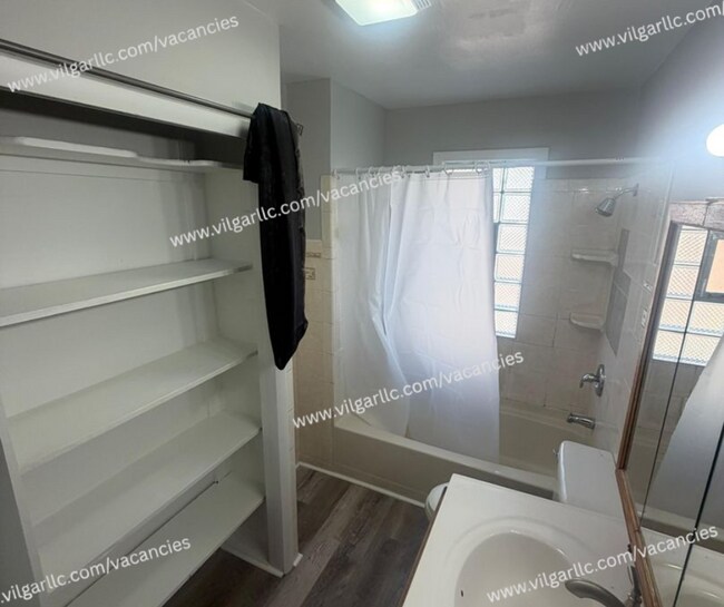 Building Photo - FOR RENT — SPACIOUS 3 BED / 1.5 BATH HOME