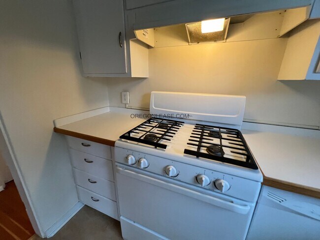 Building Photo - 2 Bedroom 2 bath downtown apartment available now
