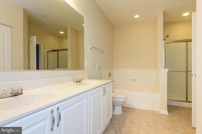 Building Photo - 400 Symphony Cir