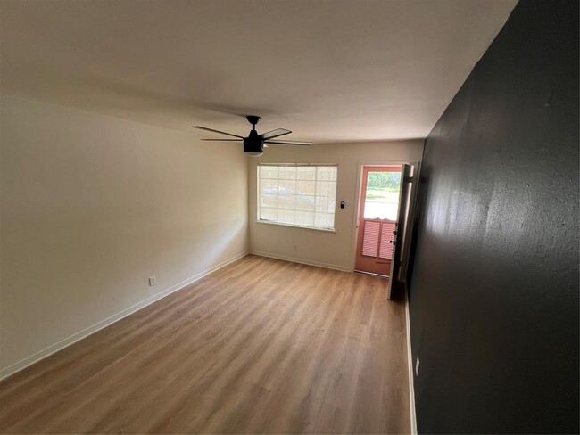 Building Photo - 906 E 46th St