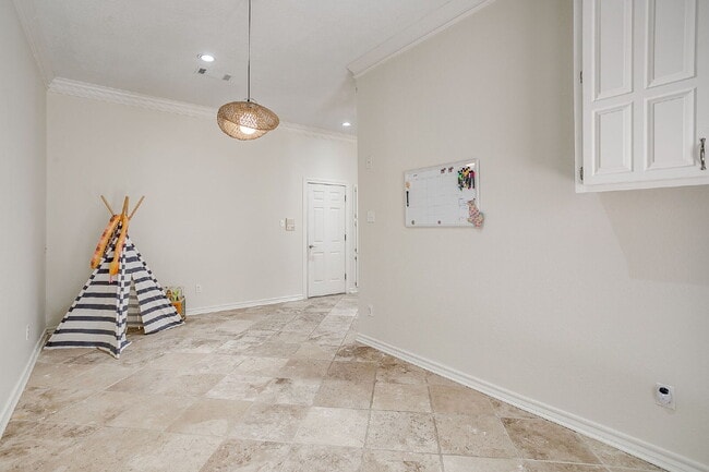 Building Photo - Private 4 Bedroom Retreat for Lease