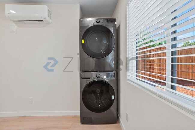 Building Photo - Unit 2