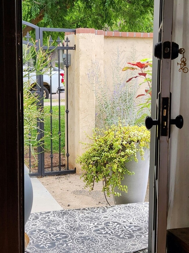 Building Photo - 521 W Cypress St