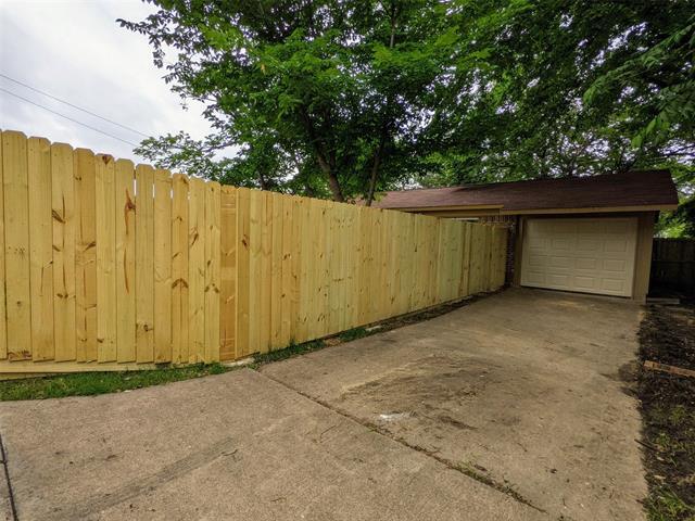 Building Photo - 2121 Travis Dr