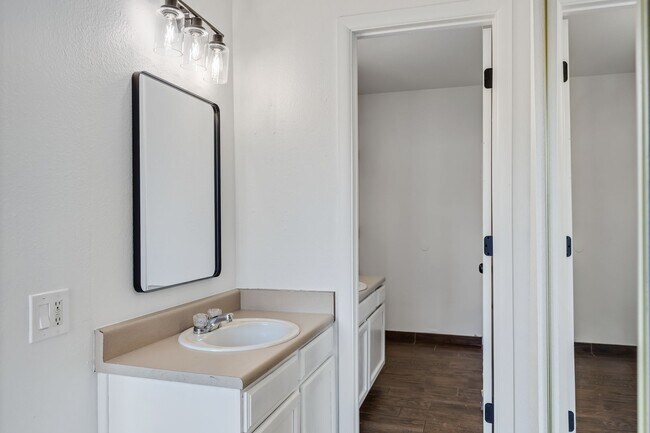 Building Photo - Remodeled 3/2 off Indian School & 43rd Ave