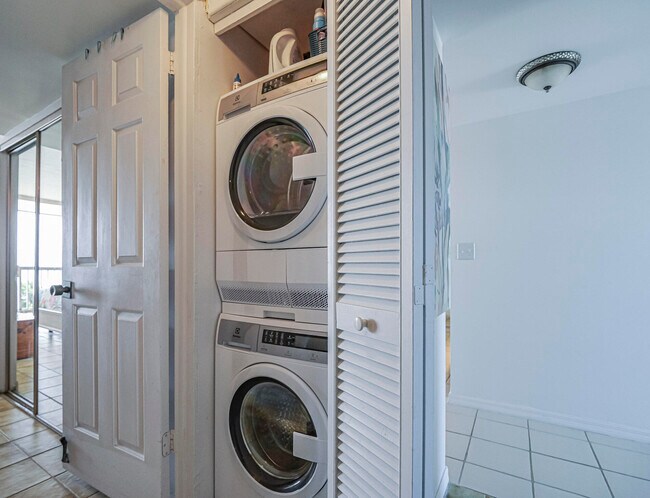 Building Photo - 4141 Ocean Dr