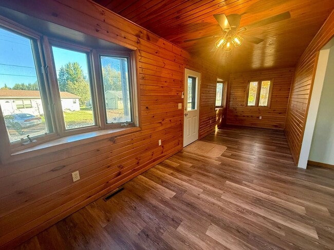 Building Photo - 3 Bed 1.5 Bath Single Family Home in Elcho - Now offering a 6 MONTH lease opportunity!