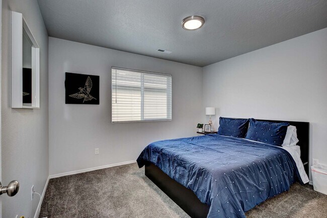 Building Photo - 4 bed 2 bath home for rent