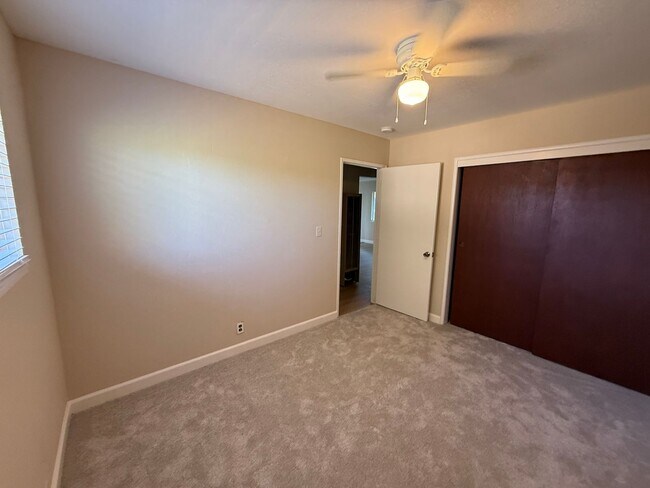 Building Photo - 611 Fairview Dr