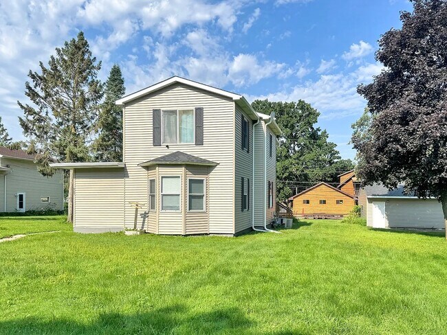 Building Photo - 465 3rd Ave