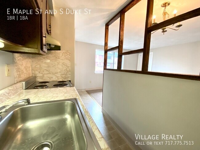 Building Photo - 461 E Maple St