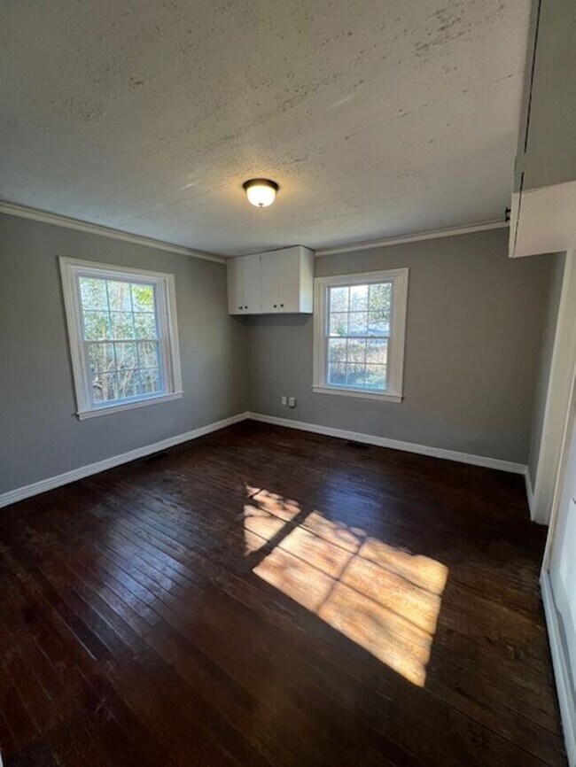 Building Photo - Newly Remodeled 2/1 Single Family House in...