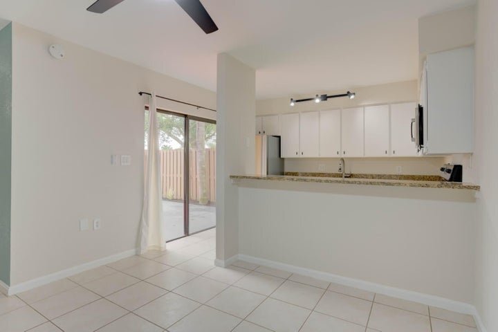 Building Photo - 904 9th Ct