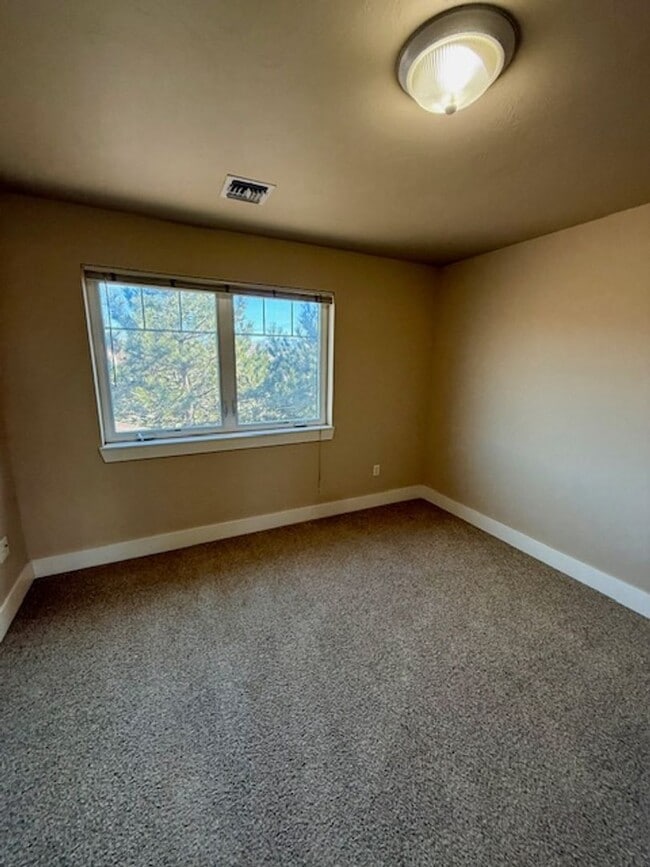 Building Photo - 2 Bedroom 1 Bathroom Apartment  NEW PRICE UPDATE