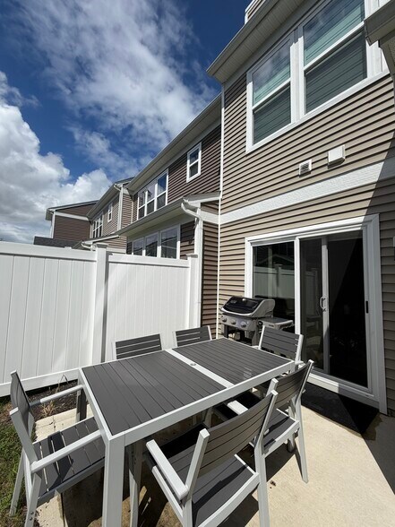 Building Photo - 3357 Abberley Dr